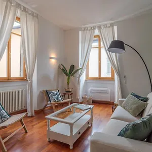 First & Urban Oasis - By Myhomeincomo Apartment Como
